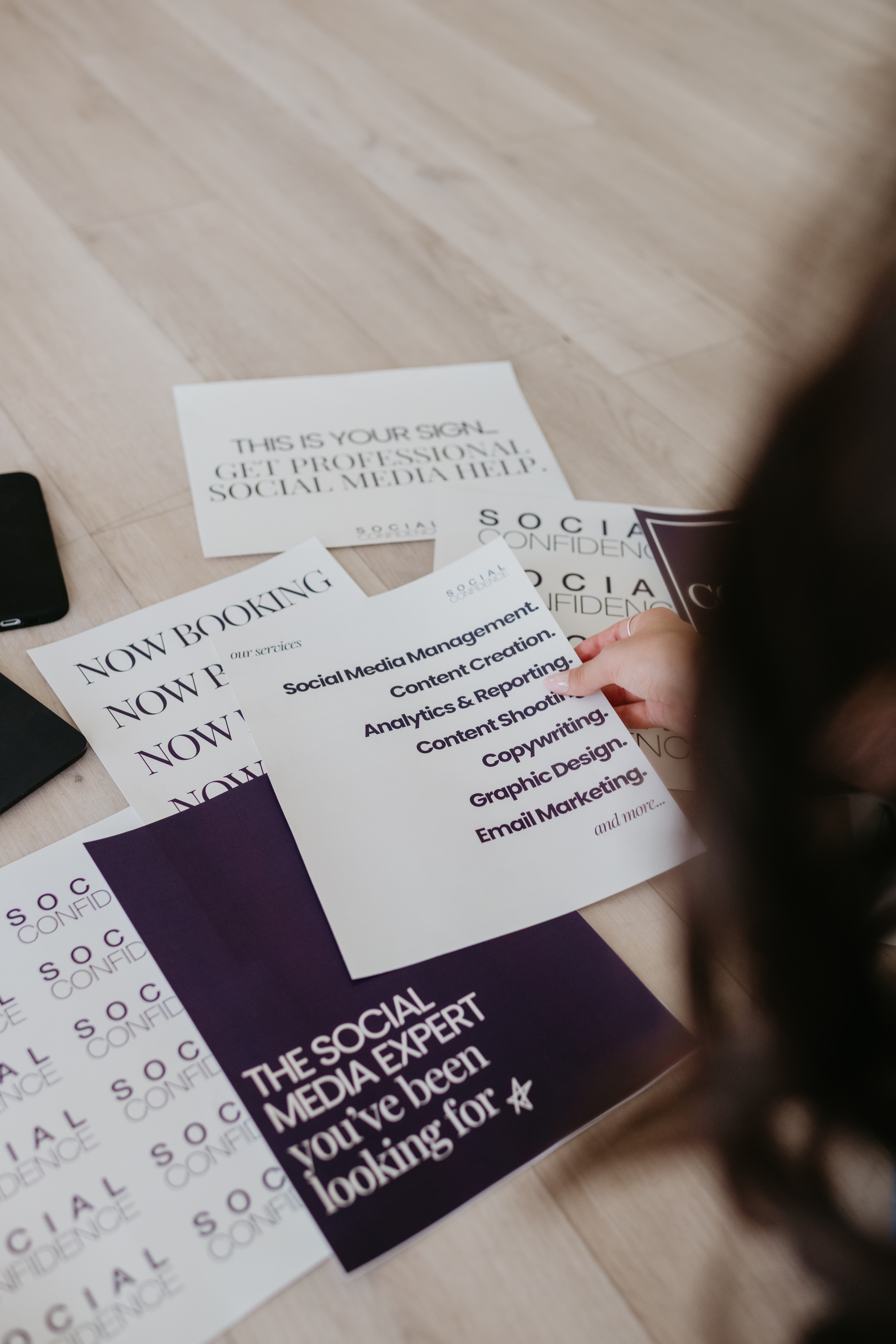 Social media expert showcasing services